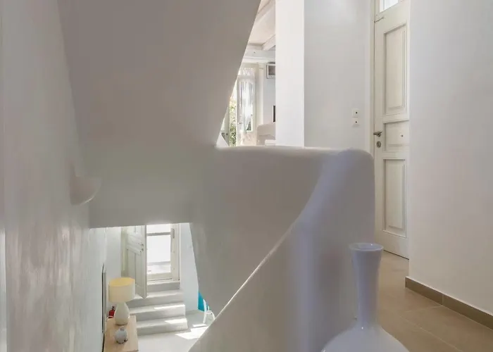 Michaela Akrotiri (Santorini)