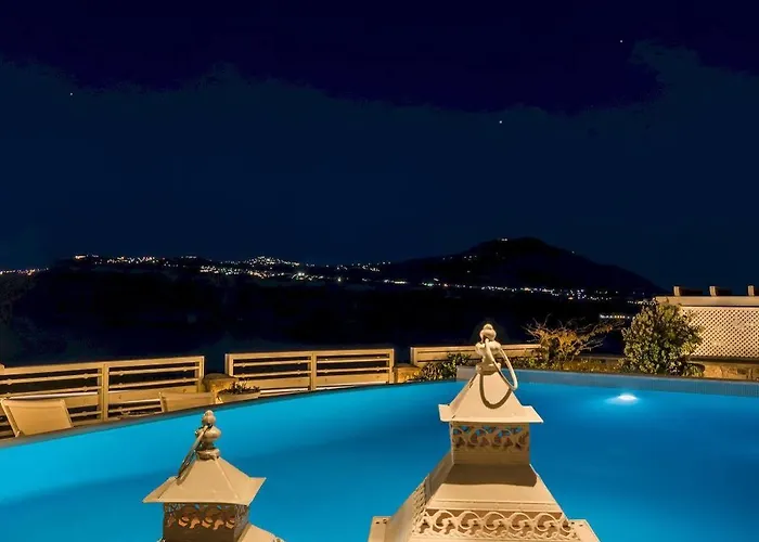 Michaela Akrotiri (Santorini)